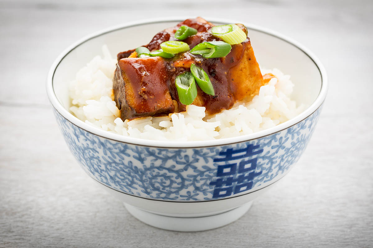 Stockfoto - Geräucherter Barbecue-Tofu mit Reis