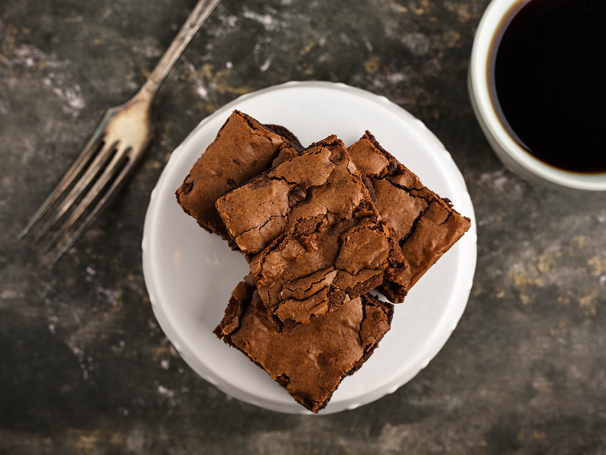 Stockfoto - Schokoladenbrownies auf einer kleinen Kuchenplatte.