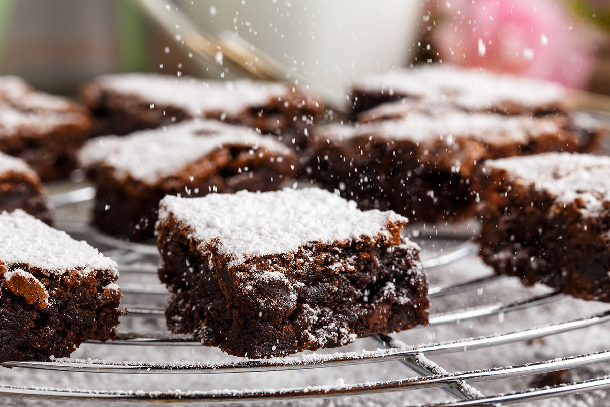 Stockfoto - Schokoladenbrownies mit Puderzucker auf einem Kuchengitter