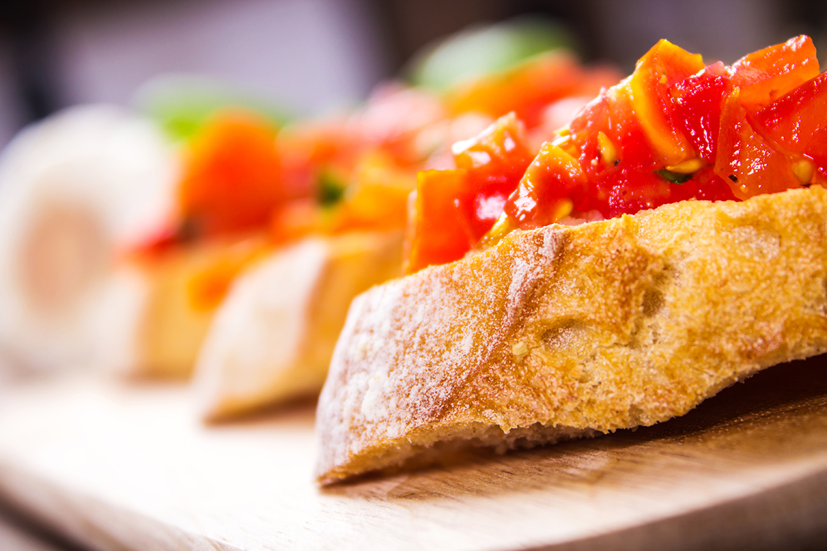 Stockfoto - Frisches Bruschetta auf Holzbrett