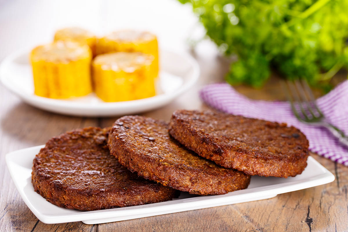 Stockfoto - 3 Veggie Pattiies auf einem Teller