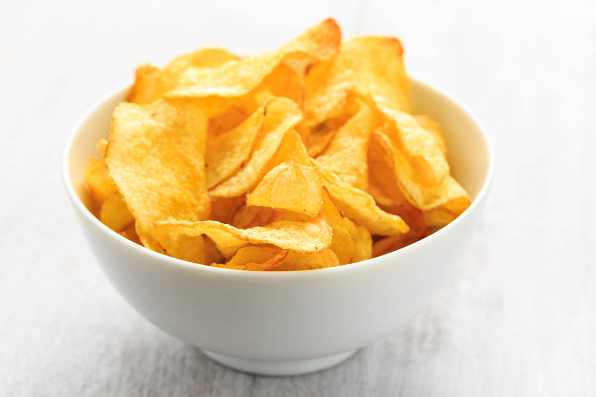 Stockfoto - Kartoffelchips in einer Schale