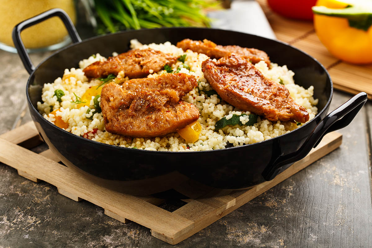 Stockfoto - Frischer Cous Cous mit gebratenem Gemüse und Soja-Medaillons