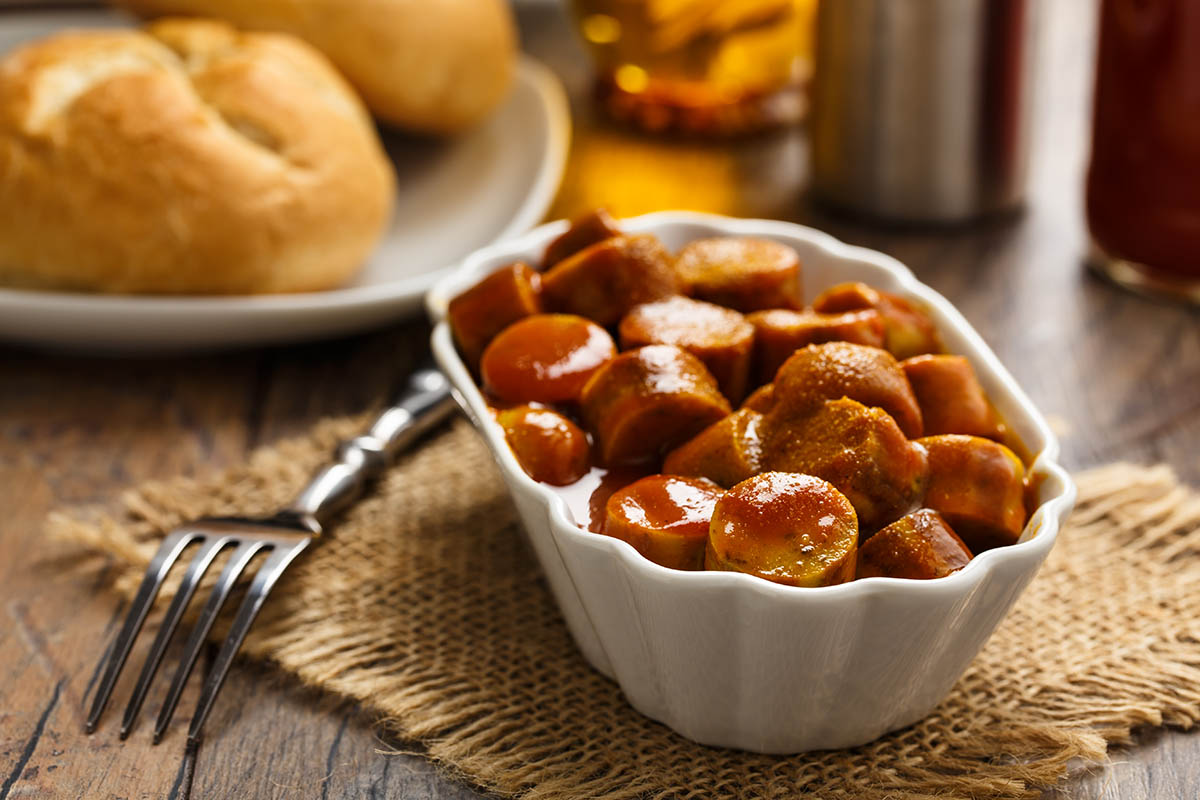 Stockfoto - Vegane Currywurststücke in einer Schüssel
