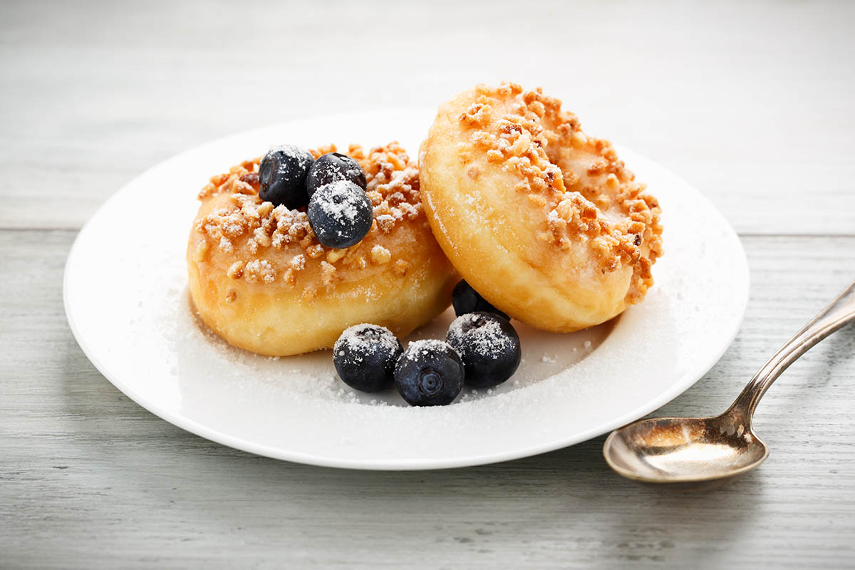 Stockfoto - Donuts mit Krokant und Blaubeeren.