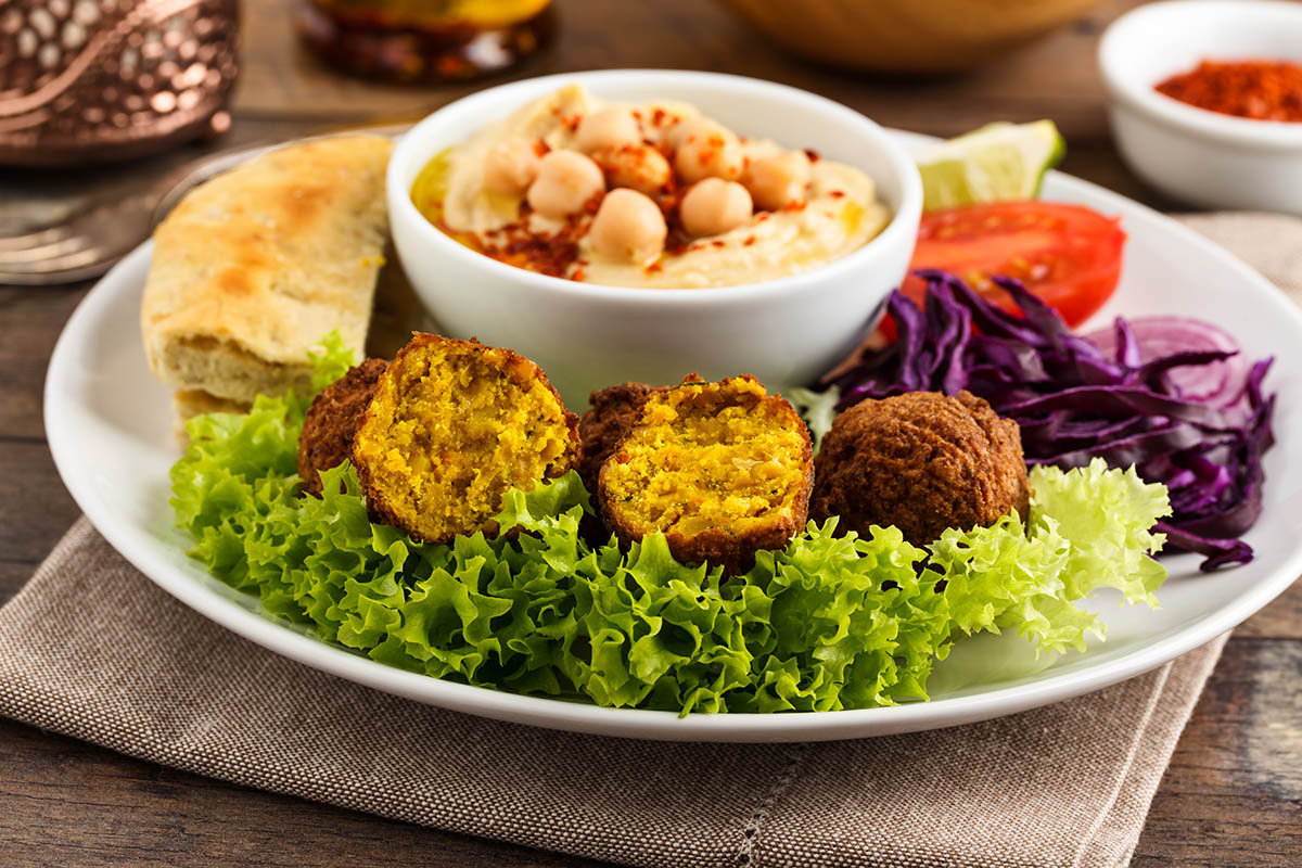 Stockfoto - Falafel-Bällchen auf Salatbett