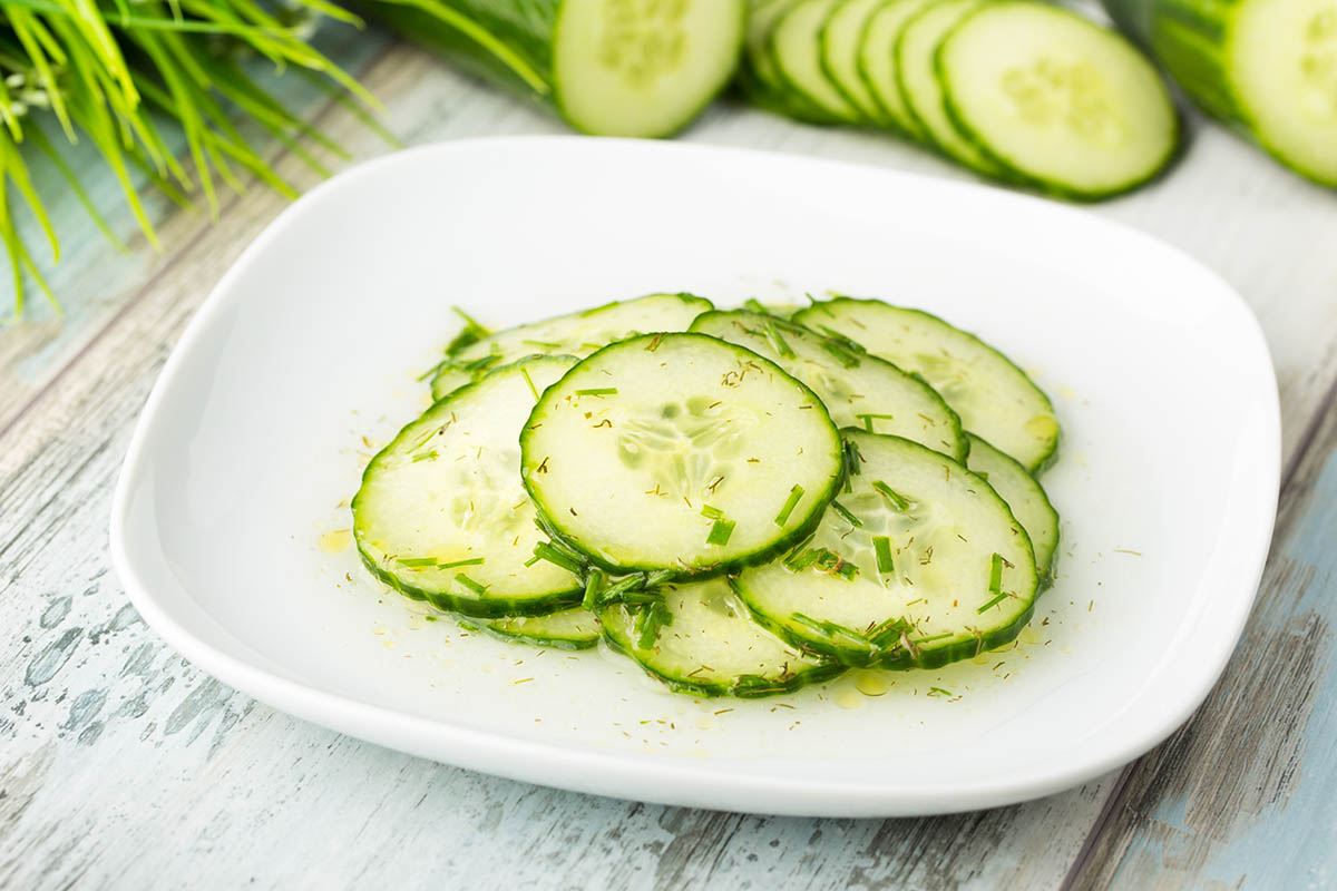 Stockfoto - Frischer Gurkensalat mit Dilldressing