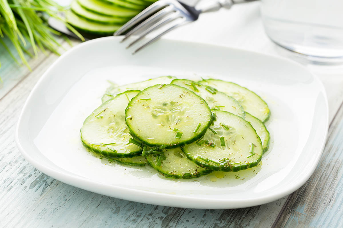 Stockfoto - Frischer Gurkensalat mit Dilldressing