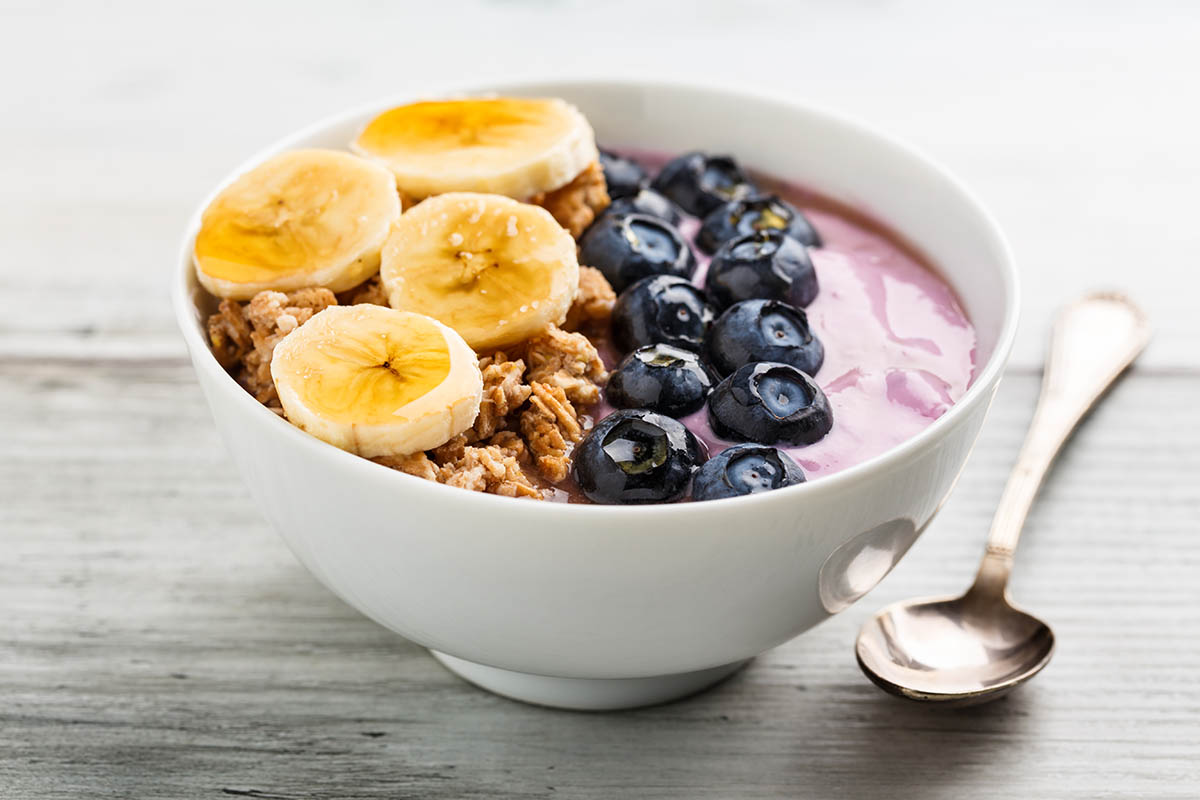 Stockfoto - Müsli mit frischen Blaubeeren, Bananen und Blaubeeryoghurt.