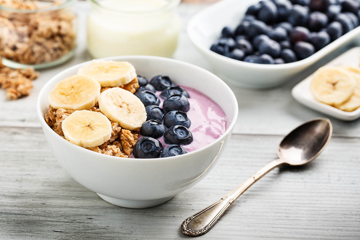 Stockfoto - Müsli mit frischen Blaubeeren, Bananen und Blaubeeryoghurt.