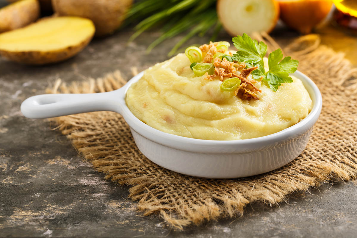 Stockfoto - Kartoffelpüree mit Röstzwiebeln.