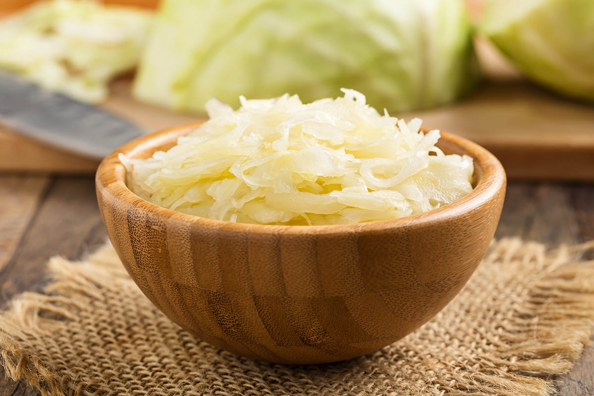 Stockfoto - Hausgemachter Weißkrautsalat in einer Holzschüssel.