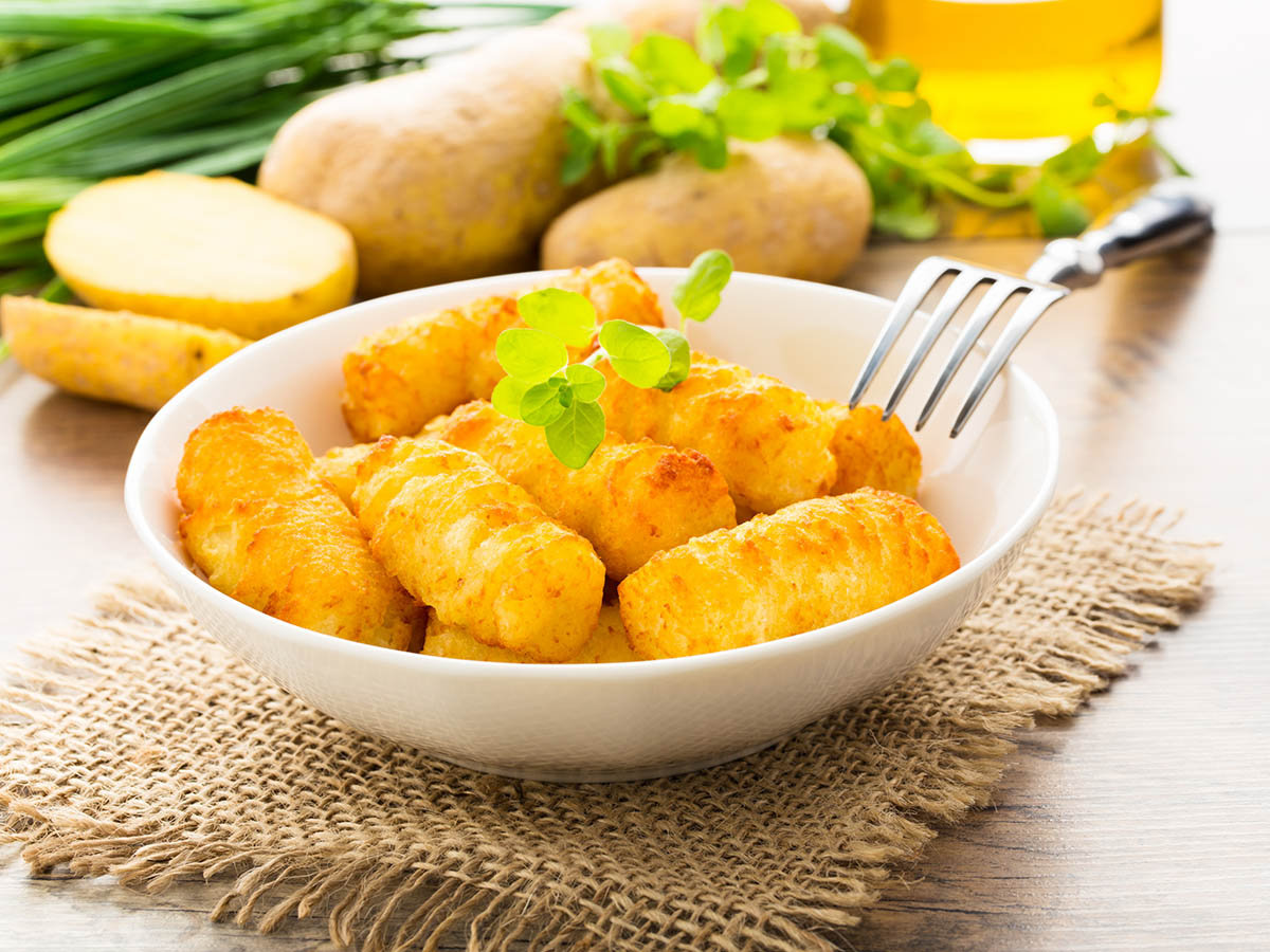 Stockfoto - knusprige Kartoffelkroketten serviert in einer Schale
