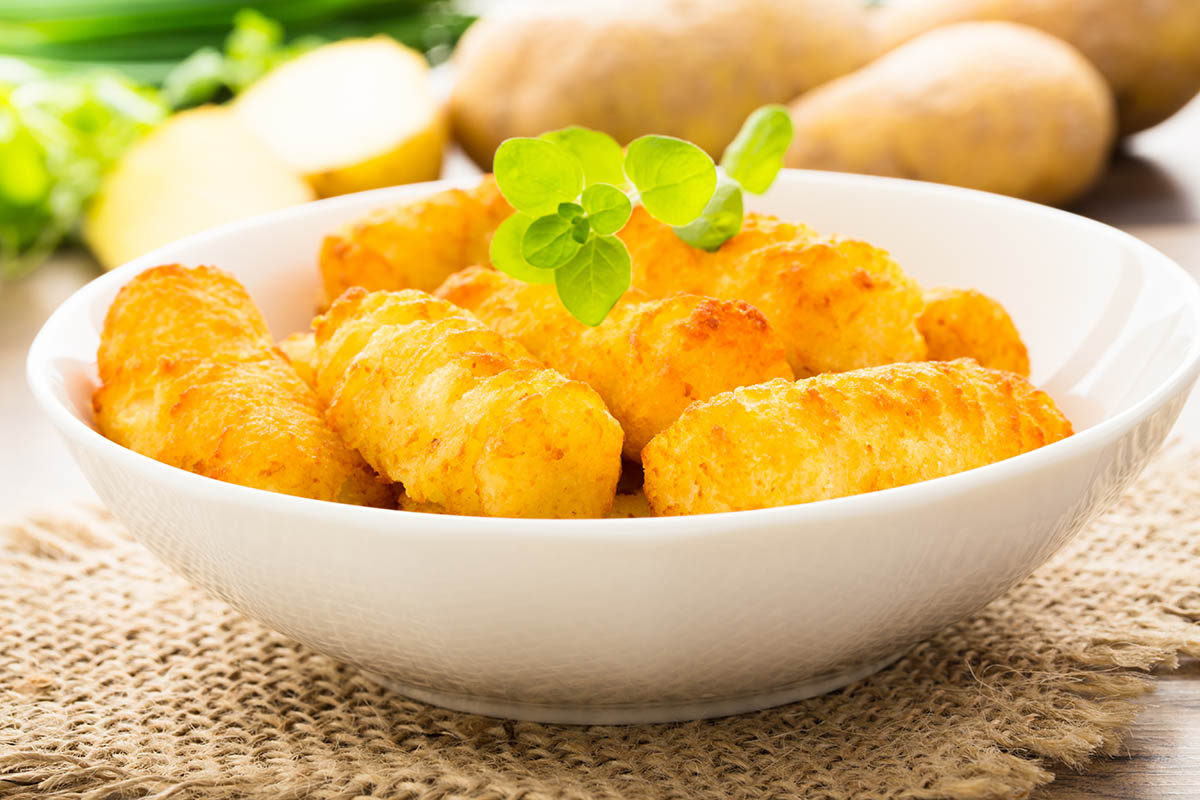 Stockfoto - knusprige Kartoffelkroketten serviert in einer Schale