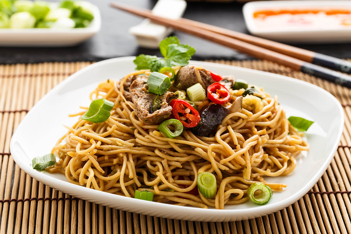Stockfoto - Lo Mein - Gebratene Nudeln mit Gemüse, Pilzen und Soja-Filets