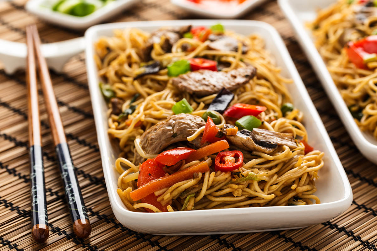 Stockfoto - Lo Mein - Gebratene Nudeln mit Gemüse, Pilzen und Soja-Filets