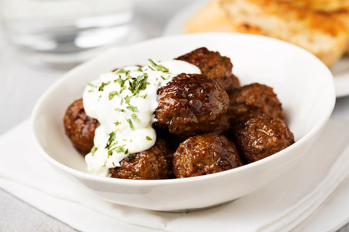 Stockfoto - Hackbällchen mit Knoblauchsauce in einer Schale.