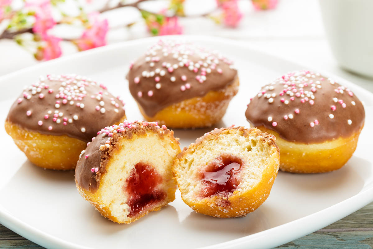 Stockfoto - Miniberliner mit Schokoguss und Marmelade