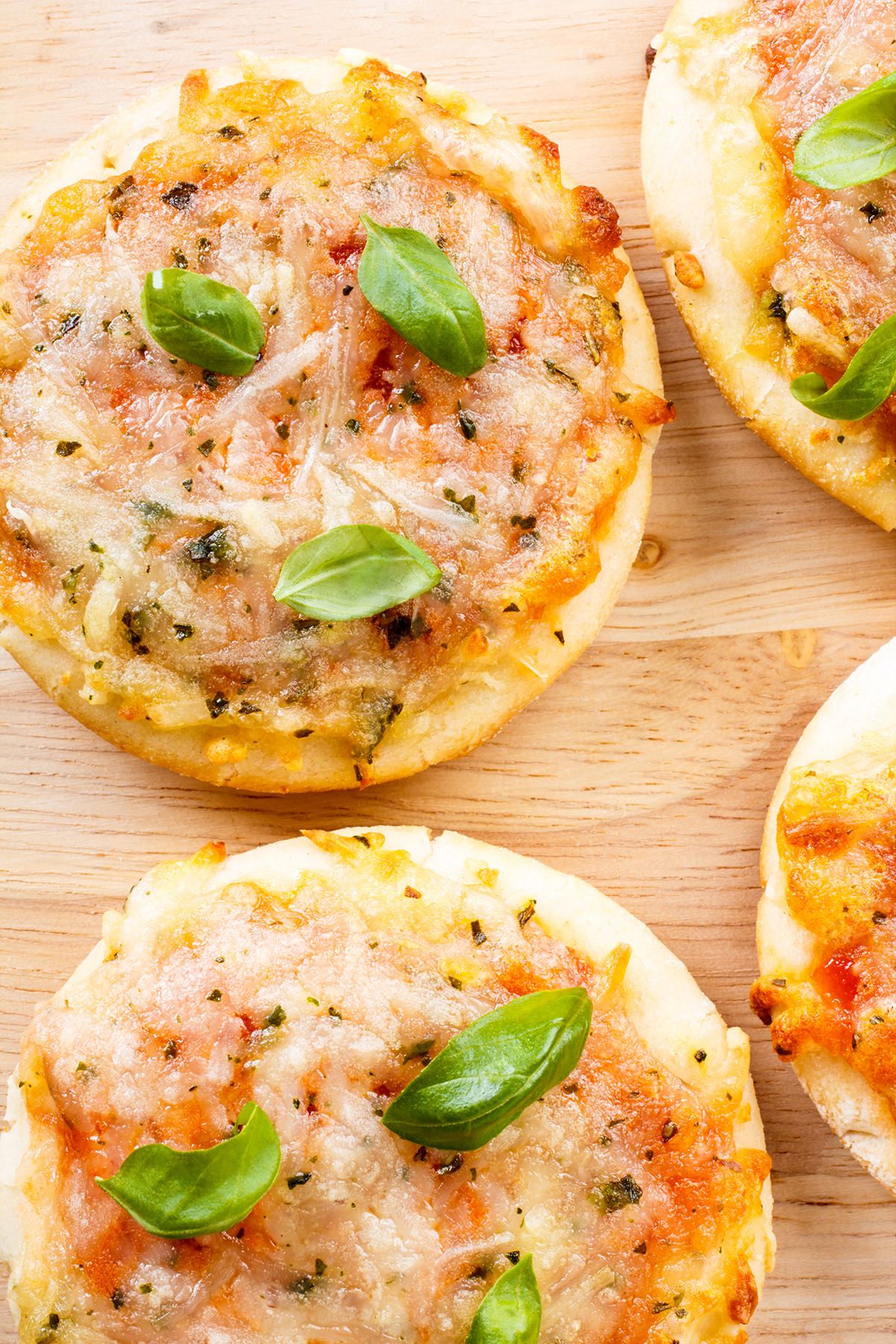 Stockfoto - Frische vegetarische Minipizzen Margherita
