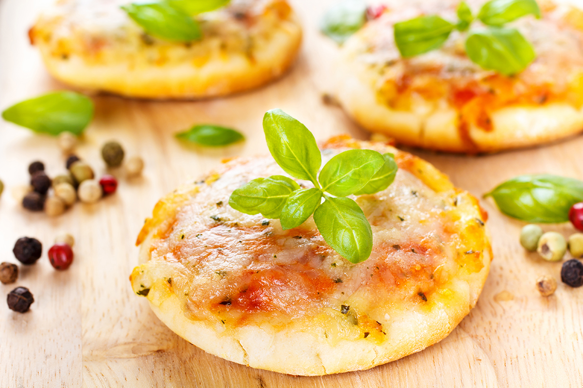 Stockfoto - Frische vegetarische Minipizzen Margherta