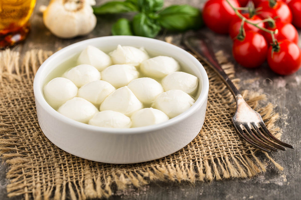 Stockfoto - Mozzarella-Kugeln in einer Schüssel