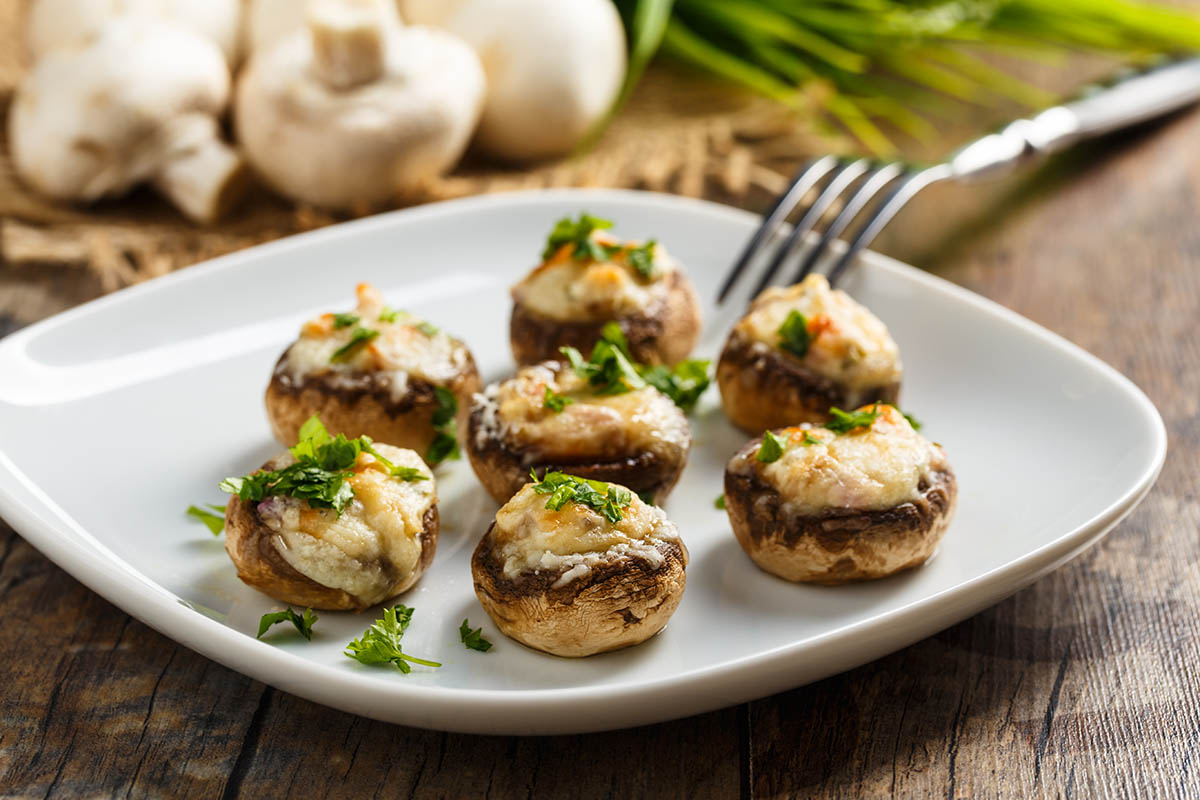Stockfoto - Gefüllte Champignons mit Parmesan-Kruste und frischen Kräutern.