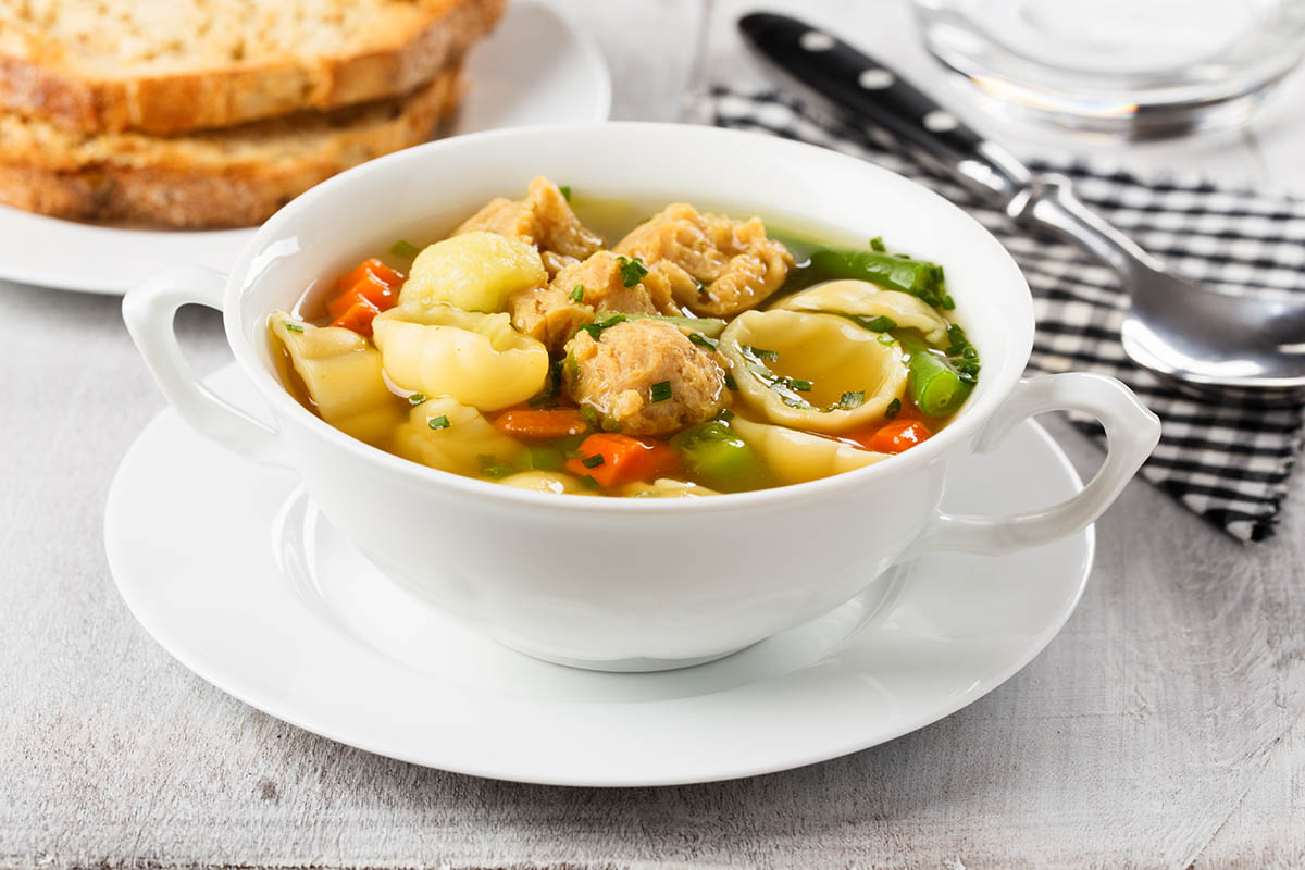 Stockfoto - Vegane Nudelsuppe mit Gemüse und Sojafleisch