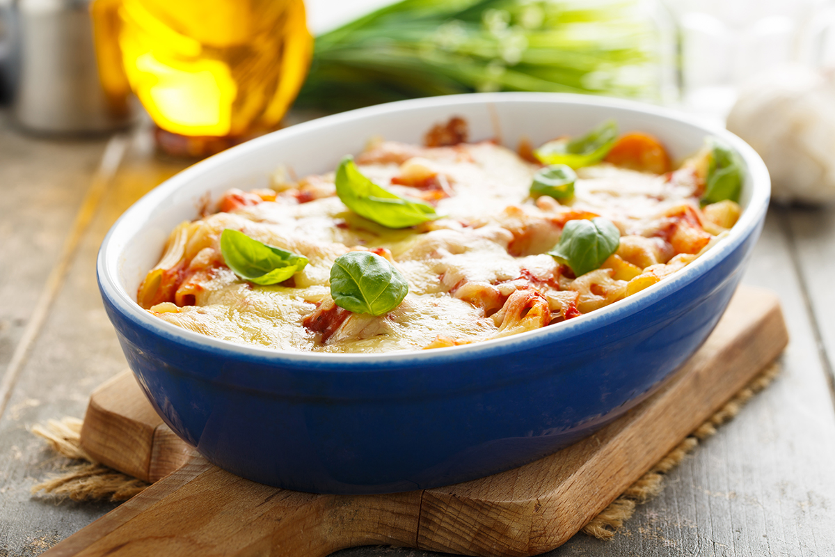 Stockfoto - Nudelauflauf mit frischen mediterranen Gemüse.