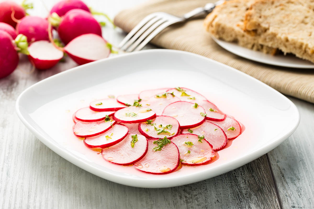 Stockfoto - Frischer Radieschensalat, in Scheiben geschnitten