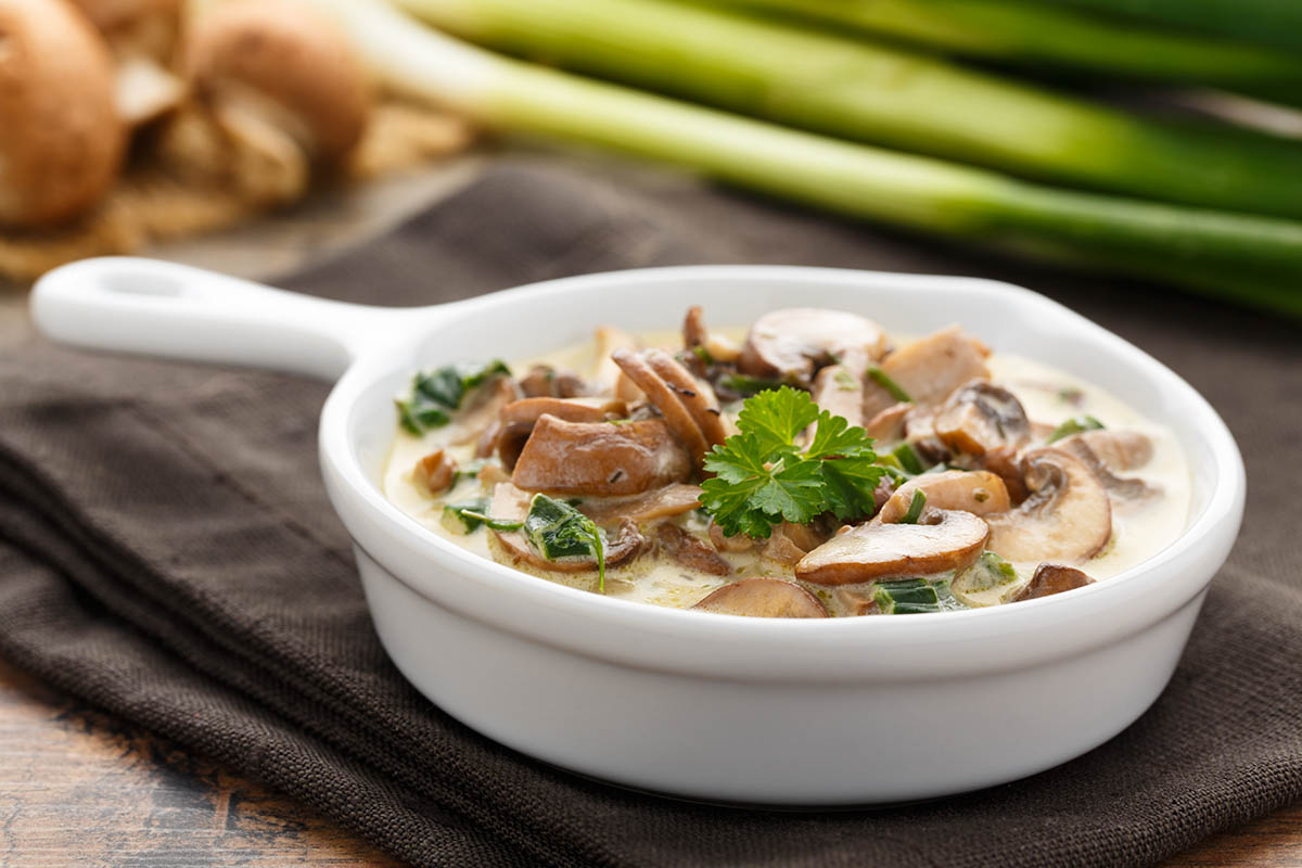 Stockfoto - Champignons in einer Rahmsauce mit Kräuitern