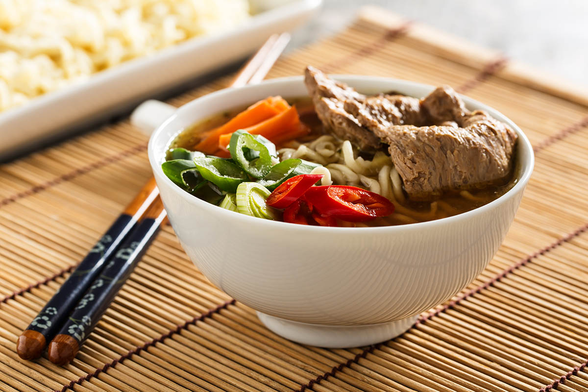 Stockfoto - Japanische Ramen-Nudelsuppe mit Gemüse und Soja-Fleisch