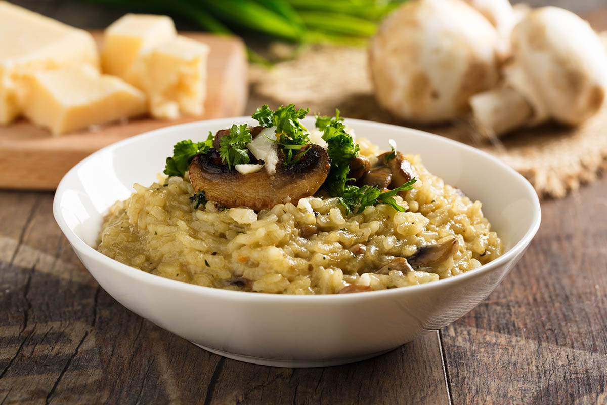 Stockfoto - Traditionelles Risotto mit Champignons, frischen Kräutern und Parmesan