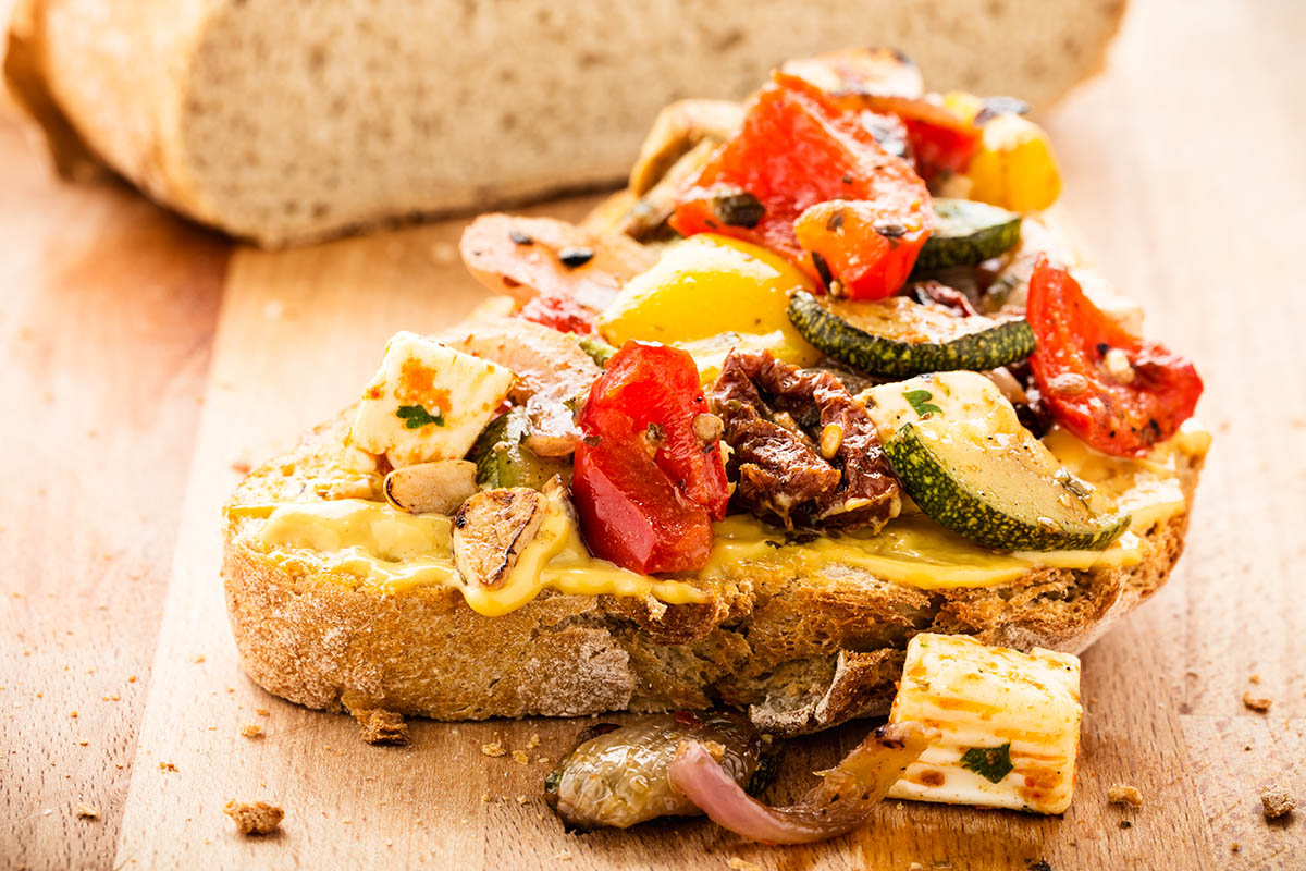 Stockfoto - Sandich mit grgrillten Gemüse, Knoblauch, Senfcreme und Feta