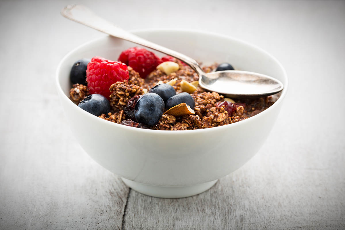 Stockfoto - Schokomüsli mit frischen Beeren, Nüssen und getrockneten Früchten