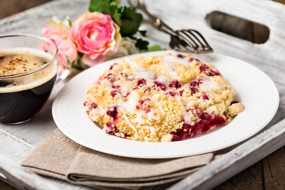 Stockfoto - Frischen Gebäckstück mit Johannisbeeren, Streuseln und Zuckerguss