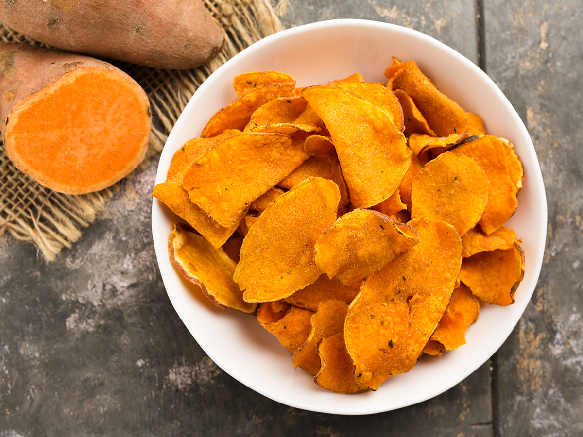 Stockfoto - Hausgemachte Süßkartoffelchips in einer Schale