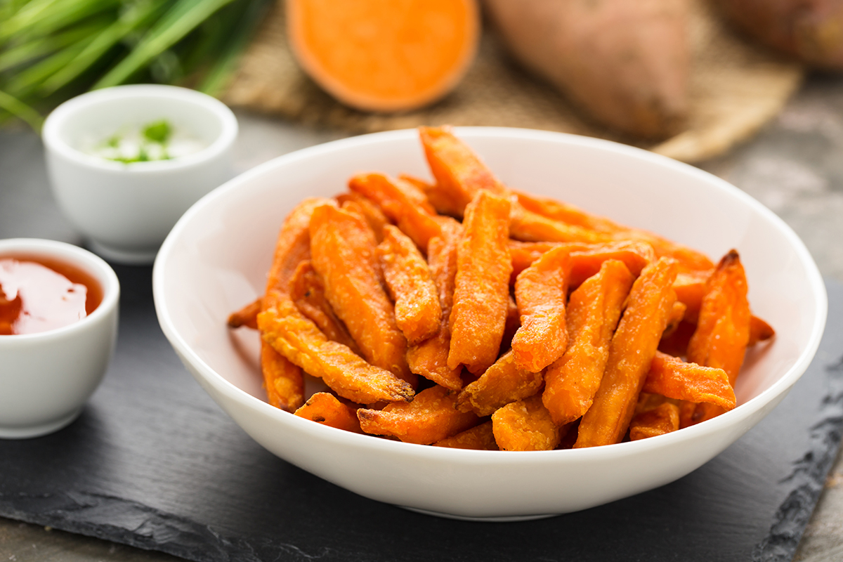 Stockfoto - Hausgemachte Süßkartoffelfritten in einer Schale
