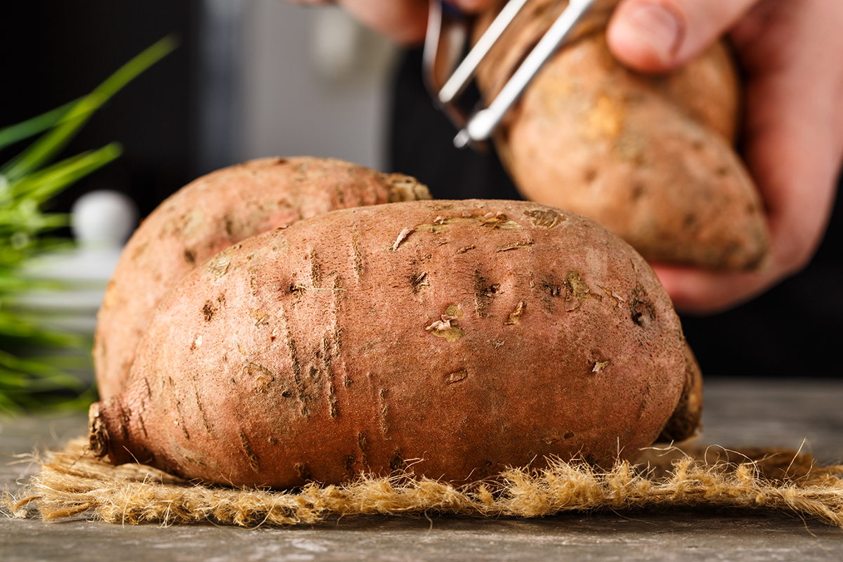 Stockfoto - Süßkartoffeln auf einem Holzbrett.