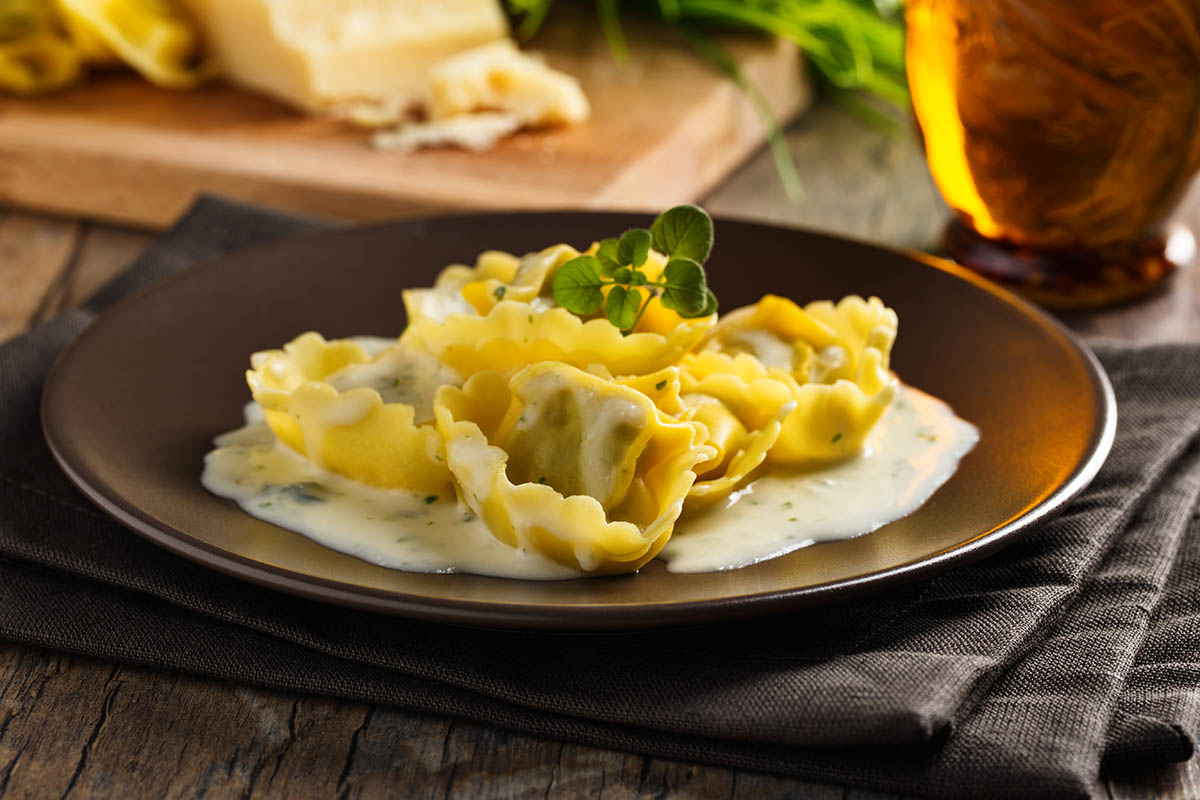 Stockfoto - Frische Tortelloni mit Käsesauce