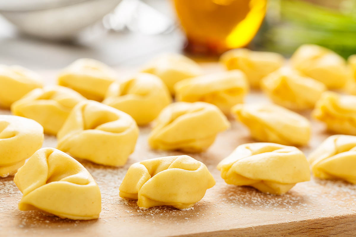 Stockfoto - Ungekochte Tortelloni mit Käsefüllung