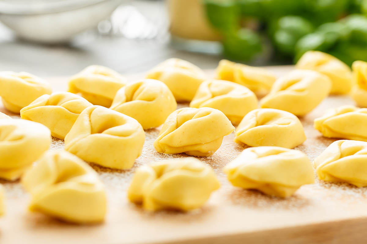 Stockfoto - Ungekochte Tortelloni mit Käsefüllung