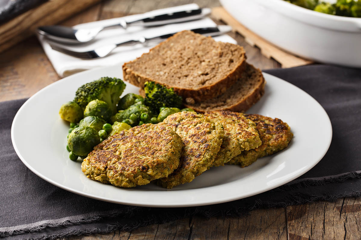 Stockfoto - Gemüseburger mit gegrillten Gemüse und Brot